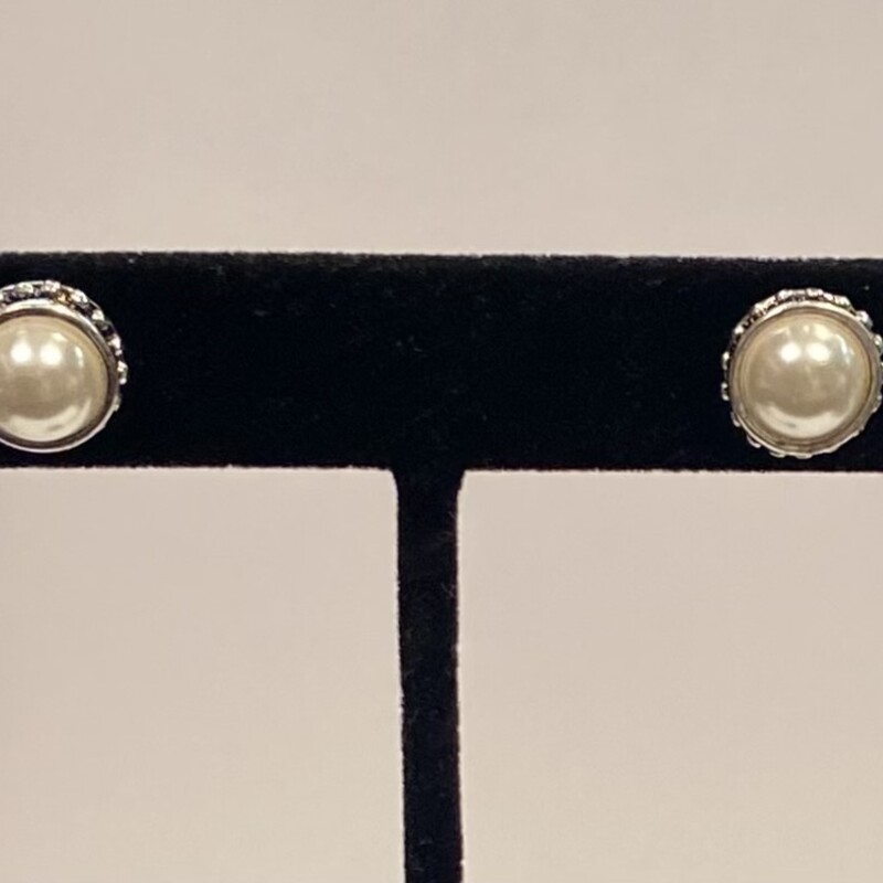 Slv/pearl Round Stud<br />
Slv/Pear<br />
Size: Earrings