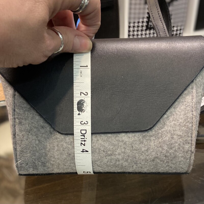 Bk Lther Gr Wool Purse<br />
Blk/Gry<br />
Size: R $270