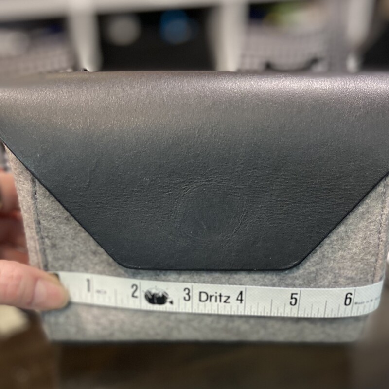 Bk Lther Gr Wool Purse<br />
Blk/Gry<br />
Size: R $270