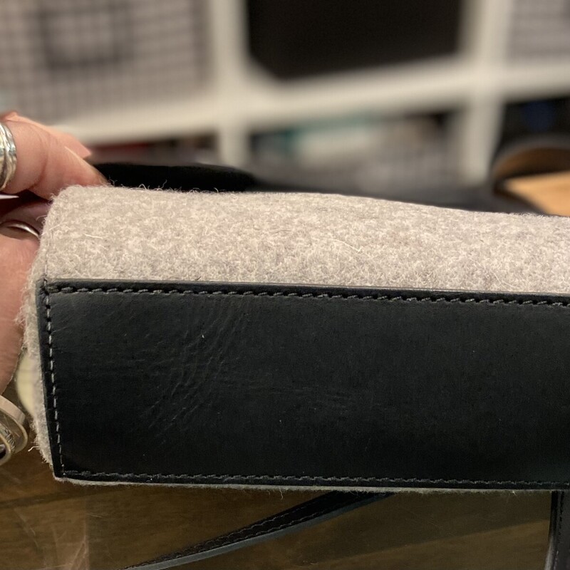 Bk Lther Gr Wool Purse<br />
Blk/Gry<br />
Size: R $270