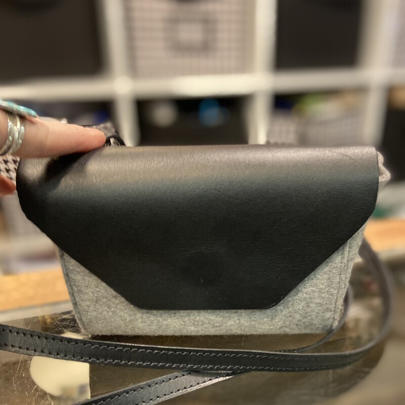 Bk Lther Gr Wool Purse<br />
Blk/Gry<br />
Size: R $270