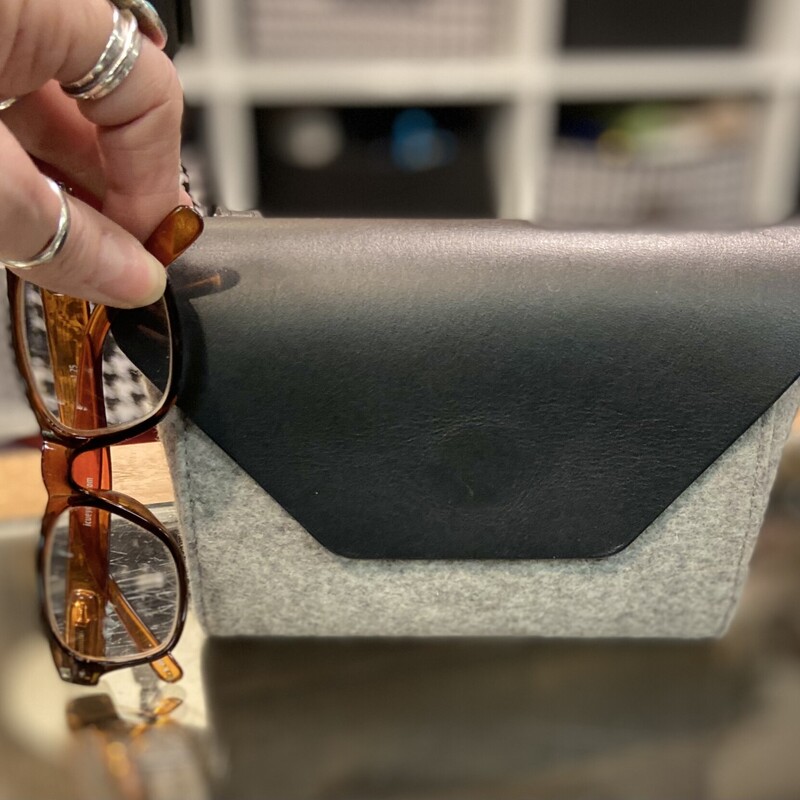 Bk Lther Gr Wool Purse<br />
Blk/Gry<br />
Size: R $270