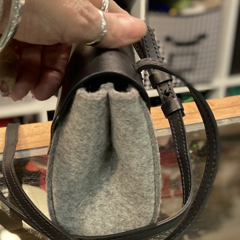 Bk Lther Gr Wool Purse<br />
Blk/Gry<br />
Size: R $270