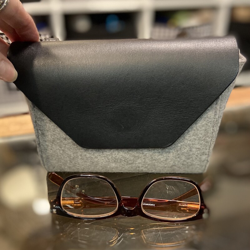 Bk Lther Gr Wool Purse<br />
Blk/Gry<br />
Size: R $270