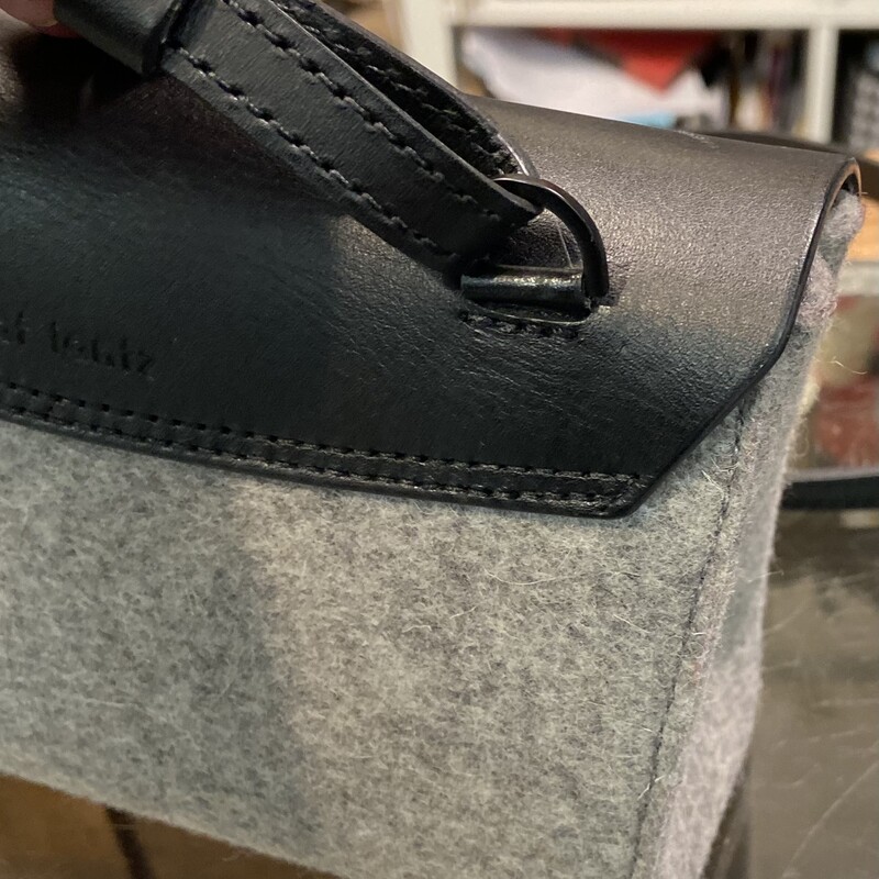 Bk Lther Gr Wool Purse<br />
Blk/Gry<br />
Size: R $270