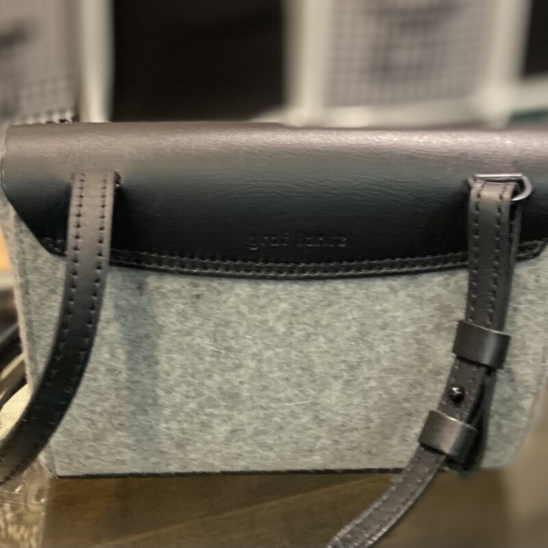 Bk Lther Gr Wool Purse<br />
Blk/Gry<br />
Size: R $270