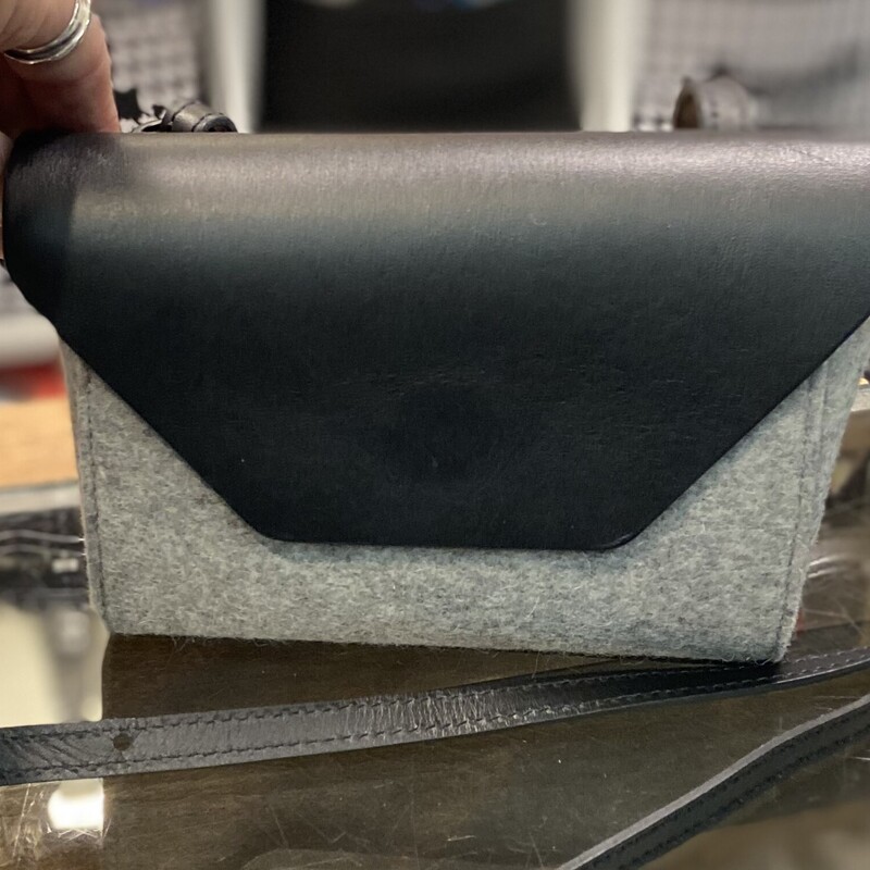 Bk Lther Gr Wool Purse<br />
Blk/Gry<br />
Size: R $270