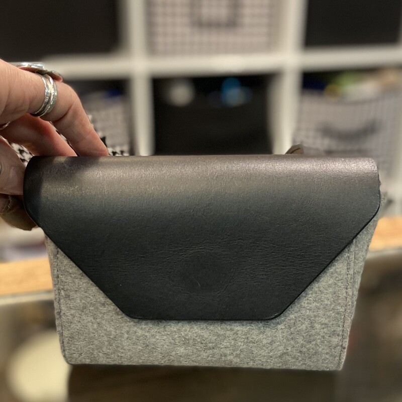 Bk Lther Gr Wool Purse