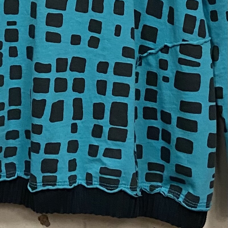 Teal/blk Pat Cowl Top<br />
Teal/Blk<br />
Size: M R $119