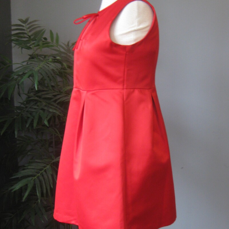 La Chapelle Satin Ribbon, Red, Size: XS<br />
Sweet and sassy little party dress in red satin.<br />
Sleevless with a full skirt and a little bow at the neck<br />
Fully lined. Center back invisible zipper<br />
The fabric has lots of body, as you can see.<br />
It doesn't have a size tag.<br />
Quite small, and cut for a junior body.<br />
here are the flat measurements:<br />
rmpit to armpit: 17.25<br />
waist: 16<br />
hip: free<br />
length: 30<br />
<br />
thanks for looking!<br />
#76844