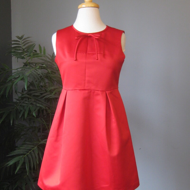 La Chapelle Satin Ribbon, Red, Size: XS
Sweet and sassy little party dress in red satin.
Sleevless with a full skirt and a little bow at the neck
Fully lined. Center back invisible zipper
The fabric has lots of body, as you can see.
It doesn't have a size tag.
Quite small, and cut for a junior body.
here are the flat measurements:
rmpit to armpit: 17.25
waist: 16
hip: free
length: 30

thanks for looking!
#76844