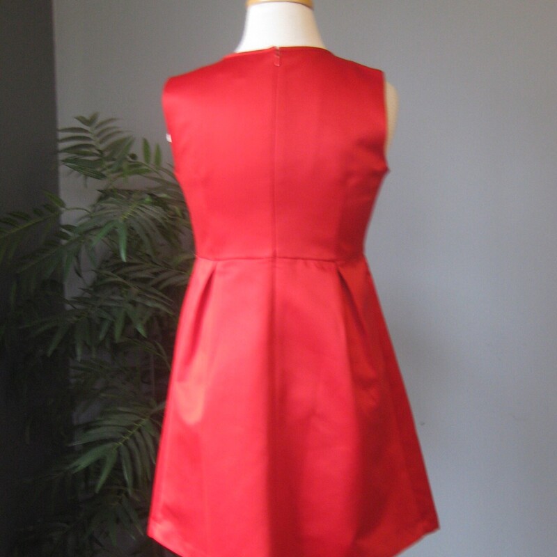 La Chapelle Satin Ribbon, Red, Size: XS<br />
Sweet and sassy little party dress in red satin.<br />
Sleevless with a full skirt and a little bow at the neck<br />
Fully lined. Center back invisible zipper<br />
The fabric has lots of body, as you can see.<br />
It doesn't have a size tag.<br />
Quite small, and cut for a junior body.<br />
here are the flat measurements:<br />
rmpit to armpit: 17.25<br />
waist: 16<br />
hip: free<br />
length: 30<br />
<br />
thanks for looking!<br />
#76844