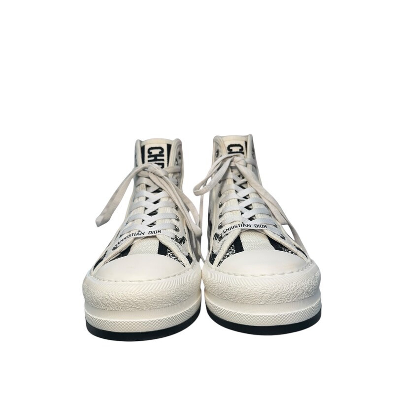 Dior High Top Paris City Sketch

Size 37

Style Code: DC 0324

Very Good condition. Light scuffing to the soles.

Does not come with the original dust bag or box.