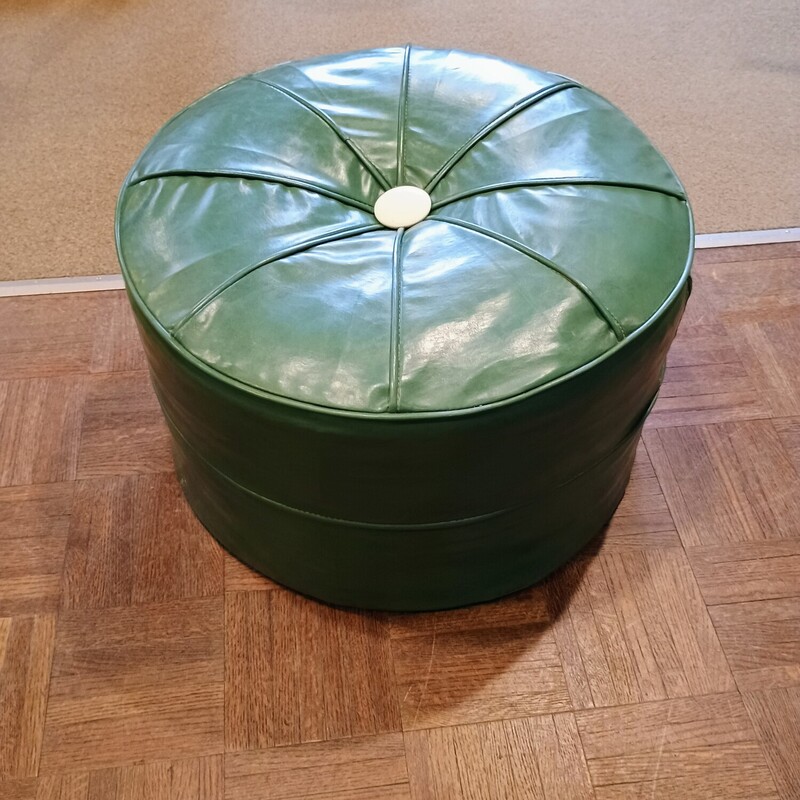 MCM Rd Tuffed Ottoman

Mid Century Modern round green tufted ottoman.

Size: 20 in diam X 12 in high