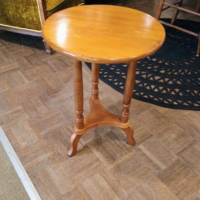 Birchwood 2 Tiered Table

Sturdy 2 tiered round side table with 3 legs.

Size: 16 in diam X 22 in high