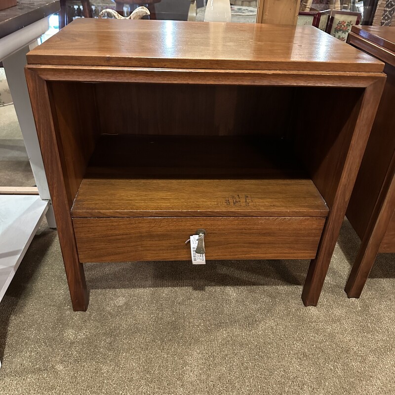 Mt.Airy MCM Side Table,
Size: 23.5x16x24
Original MCM side table with drawer from the
Mt. Airy Furniture Company in N. Carolina.
In very good condition, shows a little age related wear.