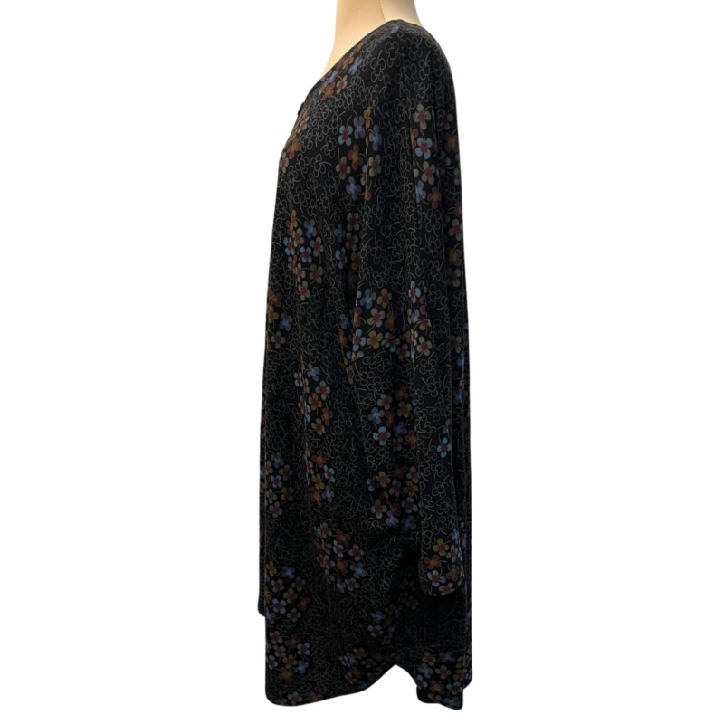 Gudrun Sjödén Tunic<br />
Floral Print<br />
Organic Cotton Blend<br />
Colors: Black, Blue, Burgandy, and Olive<br />
Size: 1X