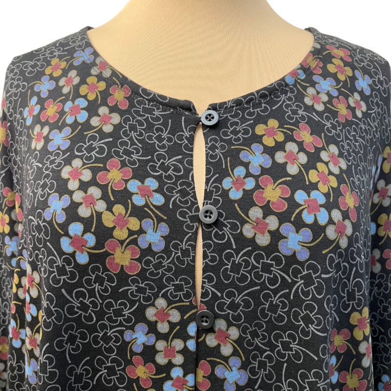 Gudrun Sjödén Tunic<br />
Floral Print<br />
Organic Cotton Blend<br />
Colors: Black, Blue, Burgandy, and Olive<br />
Size: 1X