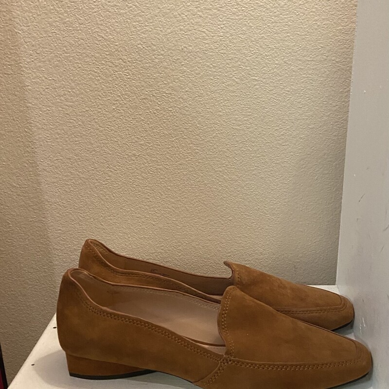 NEW Cam Suede Loafer<br />
Camel<br />
Size: 8 R $198