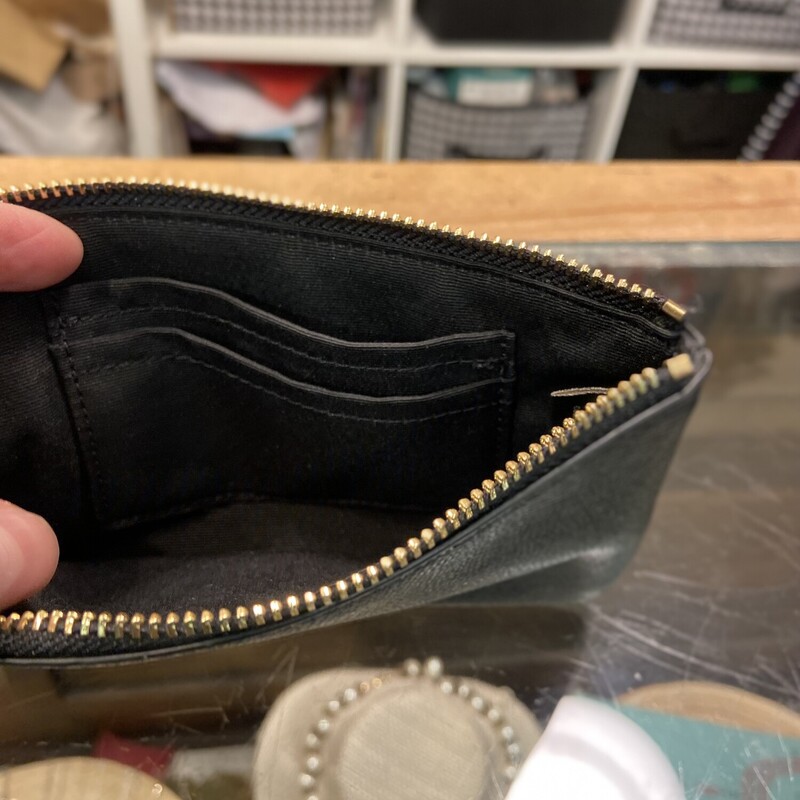 Blk Leather Wristlet
Black
Size: R $88