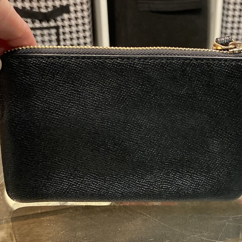 Blk Leather Wristlet
Black
Size: R $88