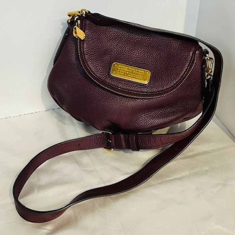 Michael Kors Natasha Overflap Crossbody
Maroon Gold
Size: 10.5 x 7.5H