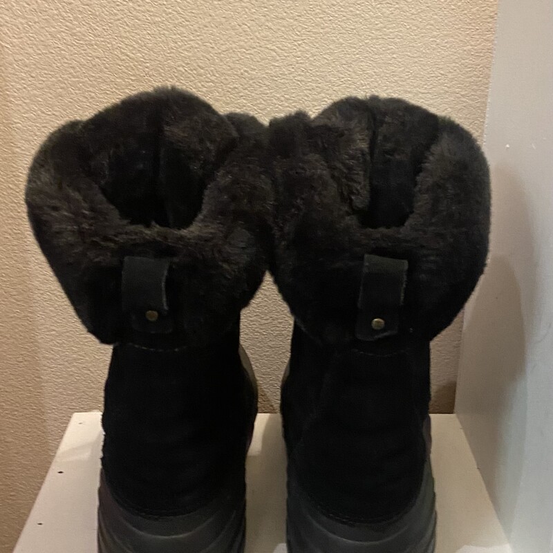 Blk Suede Winter Boots<br />
Black<br />
Size: 10