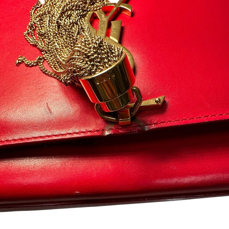 YSL Kate Tassel Red Crossbody

Date Code:326076 496395

Dimensions:
6.5in x 5in x 1.5in

In good condition. Light scratching to the leather and to the corners. Light wear to the interior.

Comes with original dust bag. No box.