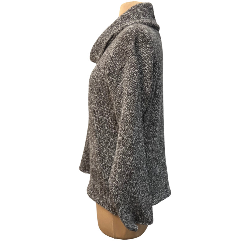 Suzanne De La Torre Sweater<br />
100% Alpaca<br />
Cowl Drape Neck<br />
Colors: Gray and White<br />
Size: Small