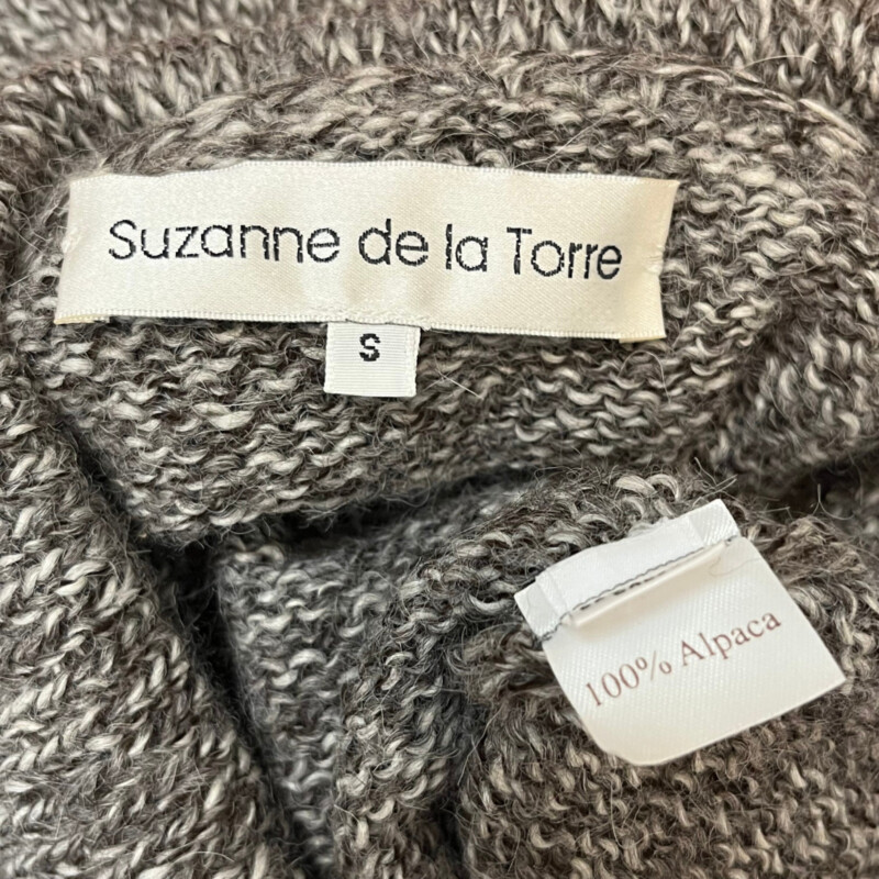 Suzanne De La Torre Sweater<br />
100% Alpaca<br />
Cowl Drape Neck<br />
Colors: Gray and White<br />
Size: Small