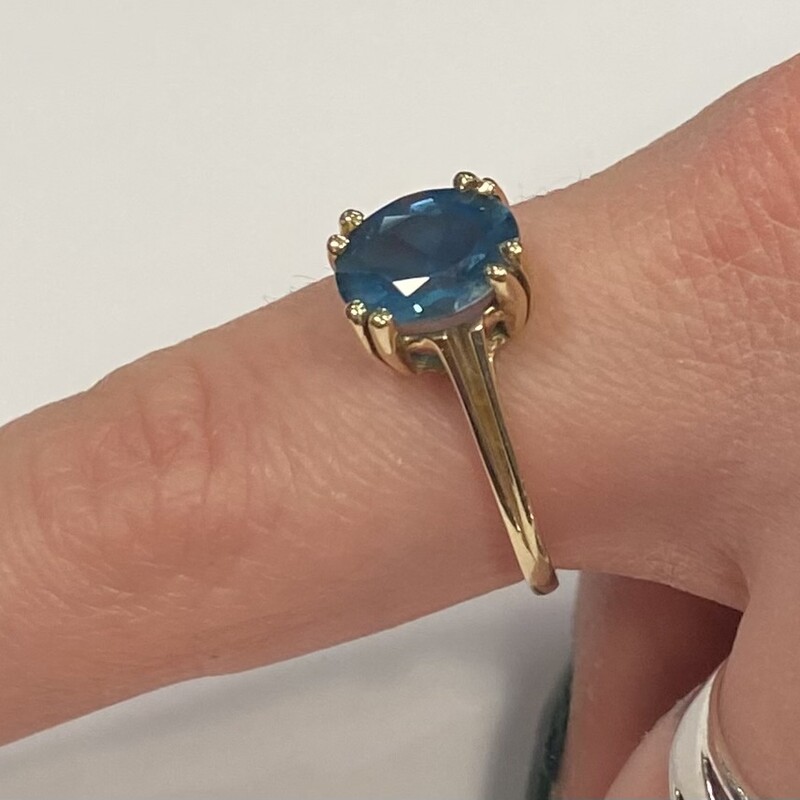 10kt London B Topaz Ring<br />
Gld/blue<br />
Size: 8 R $270