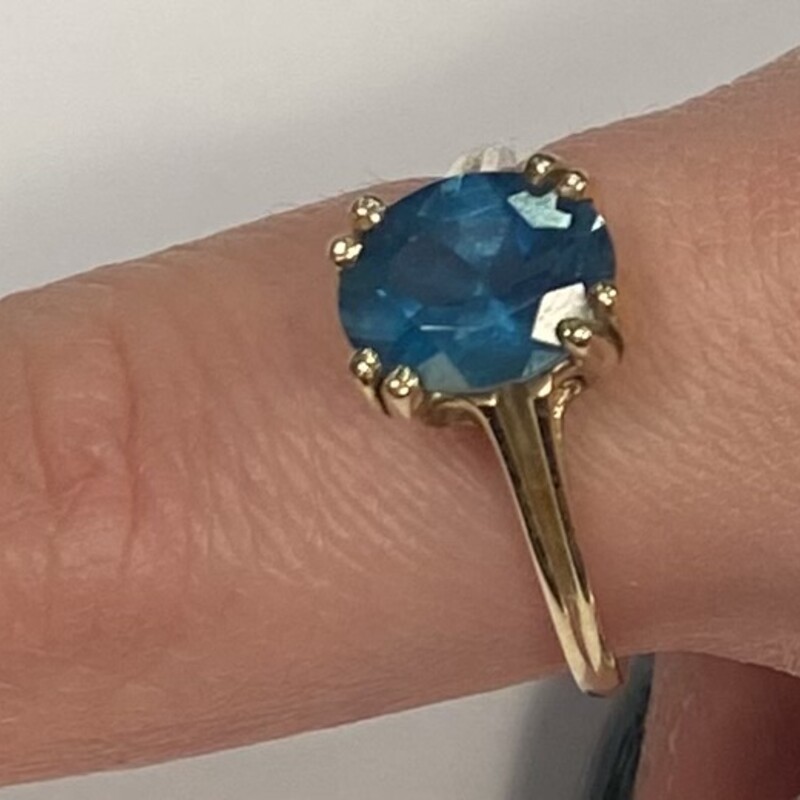 10kt London B Topaz Ring<br />
Gld/blue<br />
Size: 8 R $270