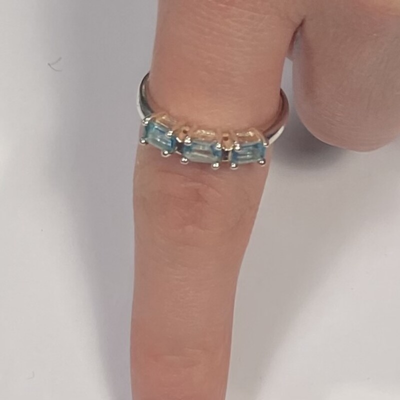 Sterling Blue Topaz Ring<br />
Slv/Blue<br />
Size: 9