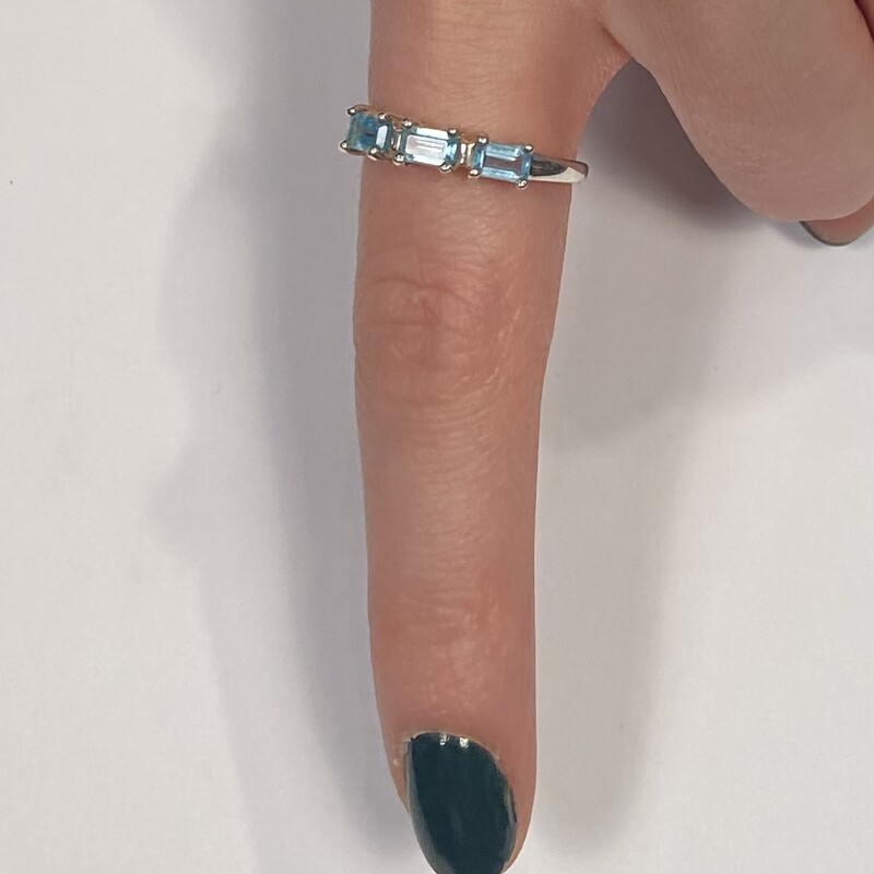 Sterling Blue Topaz Ring<br />
Slv/Blue<br />
Size: 9