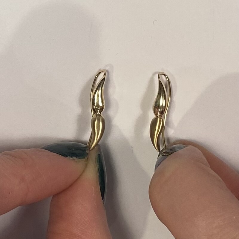 NEW 14kt Squiggle Earring<br />
Gold<br />
Size: R $130