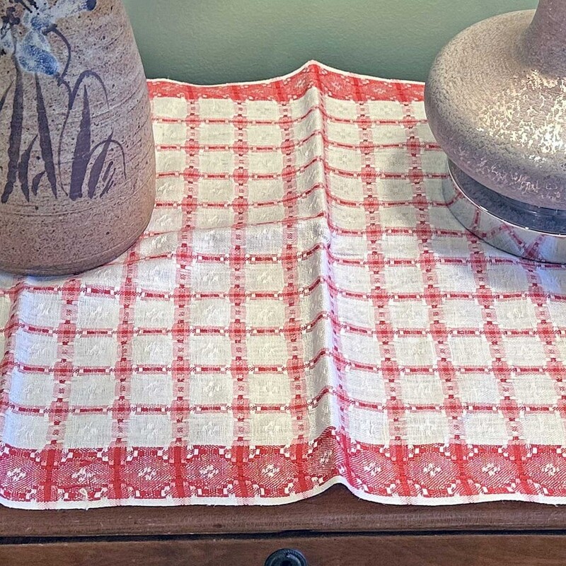 Red/White Linen Runner