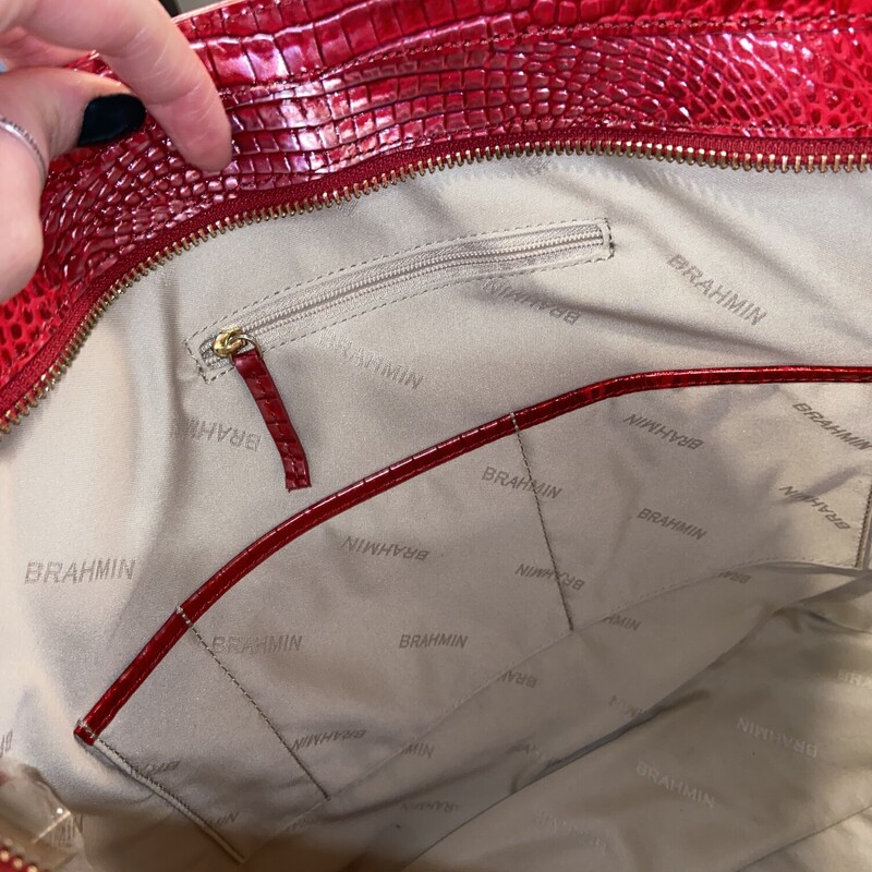 EUC Red Lther Lg Purse<br />
Red<br />
Size: R $385