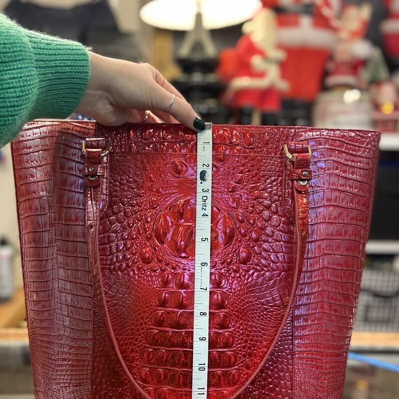 EUC Red Lther Lg Purse<br />
Red<br />
Size: R $385