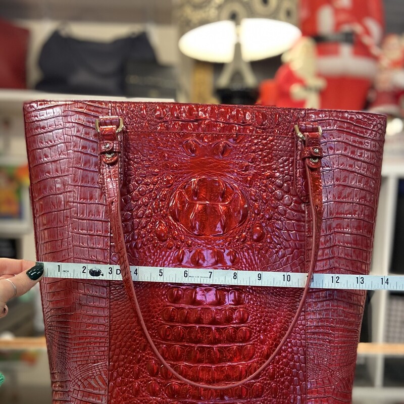 EUC Red Lther Lg Purse<br />
Red<br />
Size: R $385