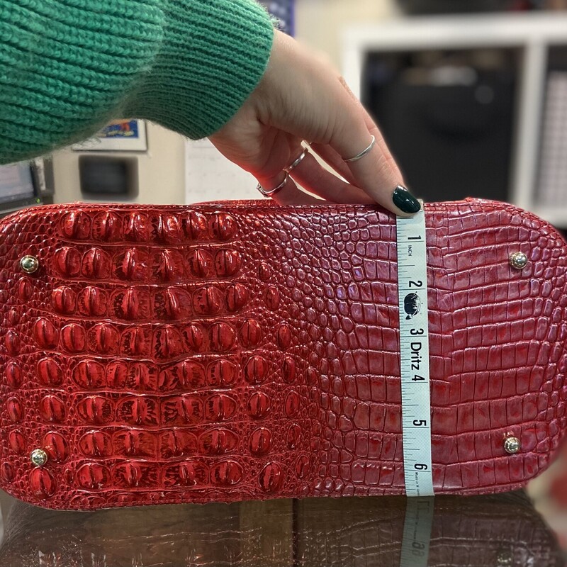 EUC Red Lther Lg Purse<br />
Red<br />
Size: R $385