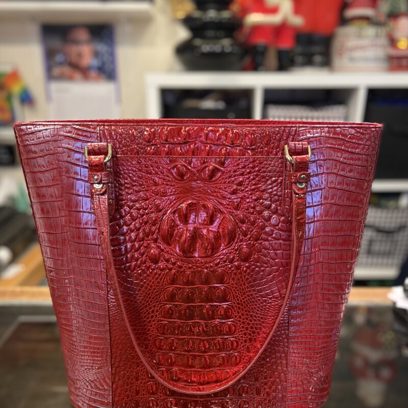 EUC Red Lther Lg Purse<br />
Red<br />
Size: R $385