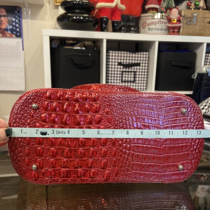 EUC Red Lther Lg Purse<br />
Red<br />
Size: R $385