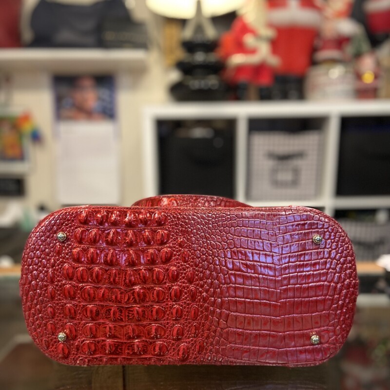 EUC Red Lther Lg Purse<br />
Red<br />
Size: R $385