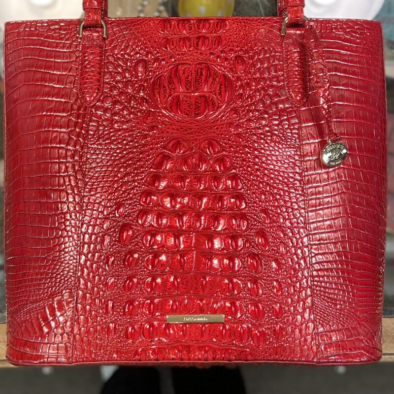 EUC Red Lther Lg Purse<br />
Red<br />
Size: R $385