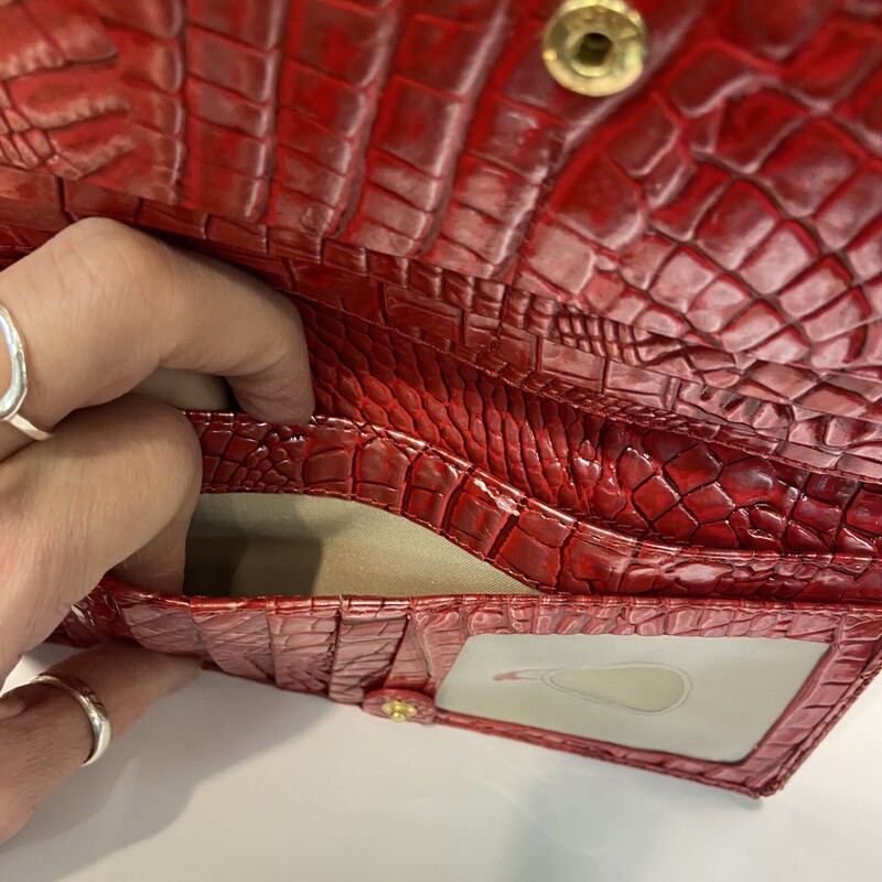 EUC Red Lther Snap Wallet<br />
Red<br />
Size: R $125