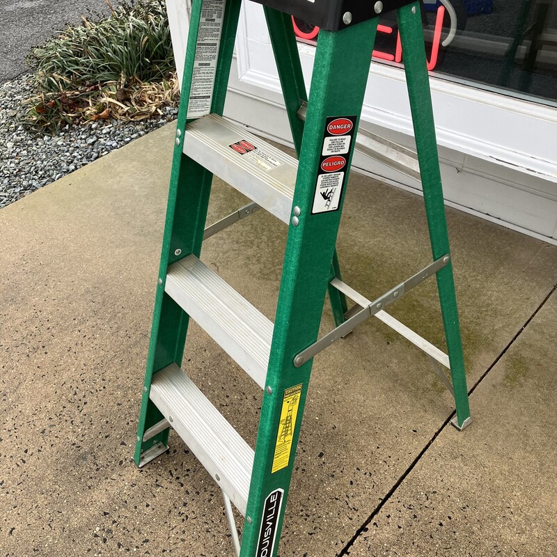 Fiberglass Step Ladder