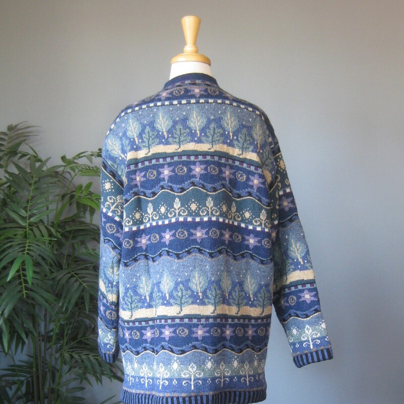 Gorgeous Icelandic Design winter sweater jacket<br />
100% wool and lined so you can wear this outside on milder winter days.<br />
Pretty blue winter landscape patterns with trees and snow falling.<br />
Zip Front<br />
metal decorative buttons<br />
pockets<br />
Size XL<br />
flat measurements:<br />
shoulder to shoulder : 21<br />
armpit to armpit: 18.5<br />
waist area: aprox 16<br />
width at hem when zipped: 19<br />
length: 24<br />
underarm sleeve length: 17<br />
<br />
like new condition, thanks for looking!<br />
#80828