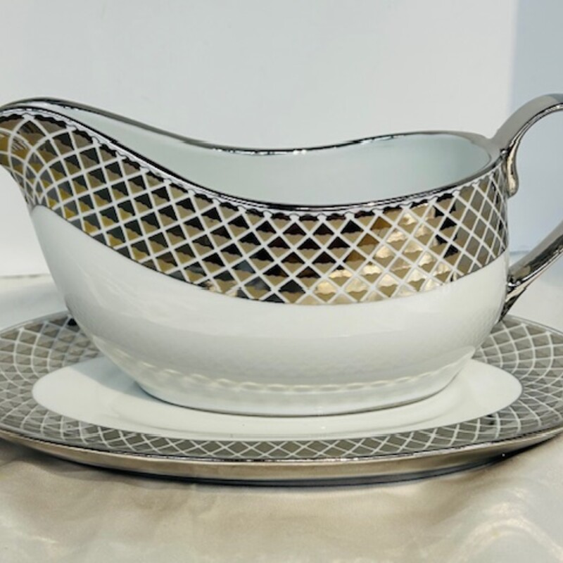 Set of 2 Ciroa Luxe Lattis Platinum Gravy Boat & Plate
White Silver
Size: 9 x 4.5 H