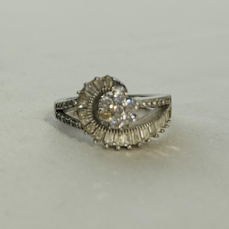 925 CN FZN Baguette Ring
Silver Size: 6.5