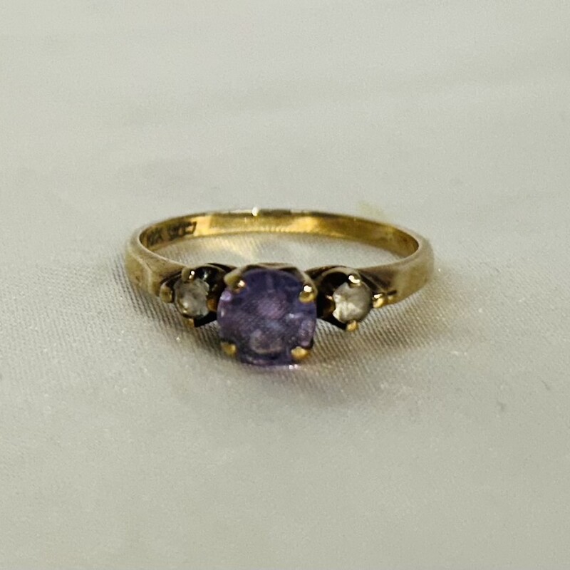 10k 3 Stone Ring
Gold Clear Size: 6.5